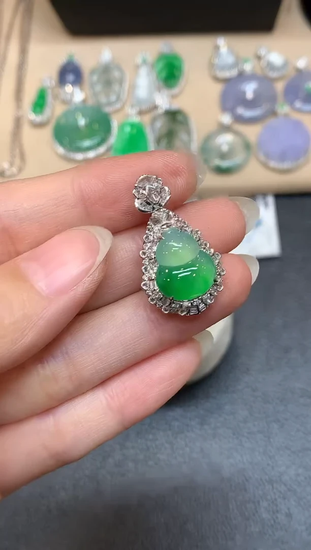 颈饰18K金镶嵌翡翠葫芦【无服务费