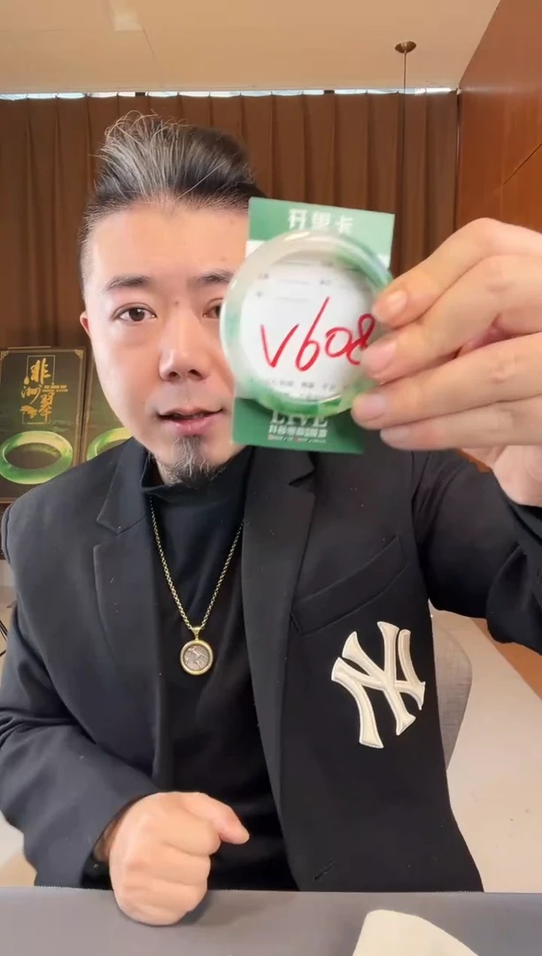 【闪购商品】石英质玉手镯未镶嵌非洲翠