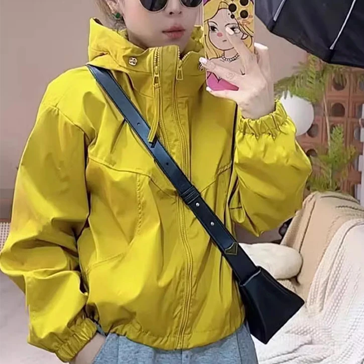 2025新款春秋季连帽短款冲锋衣运动休闲小个子百搭夹克上衣外套女