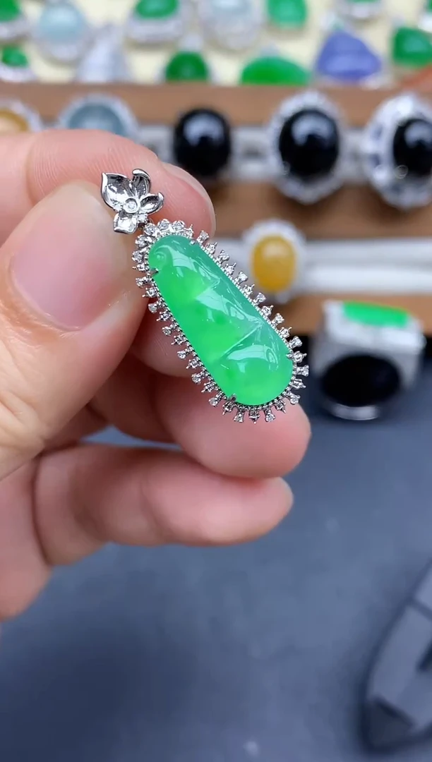 颈饰18K金镶嵌翡翠440-中国好珍宝