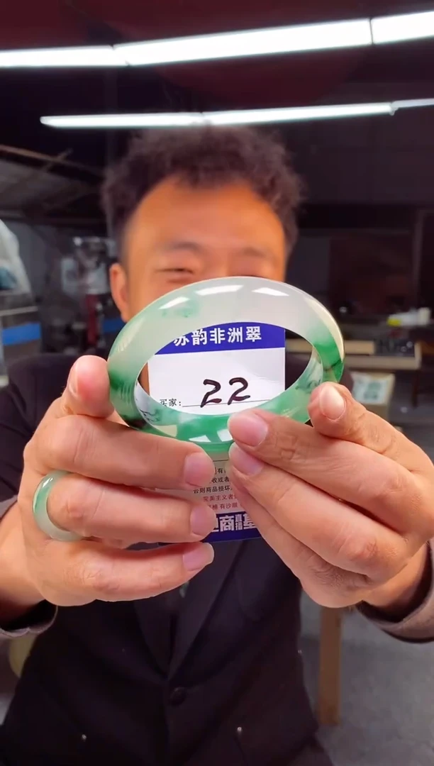 未镶嵌手镯石英质玉（非洲翠）62+
