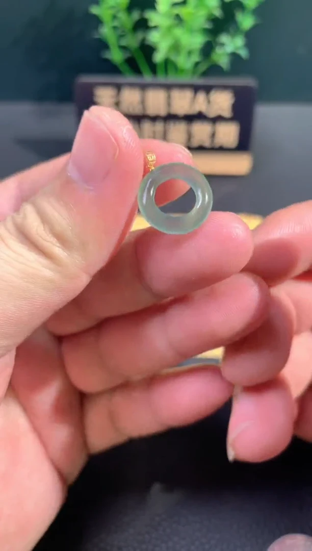 颈饰18K金镶嵌翡翠翡翠