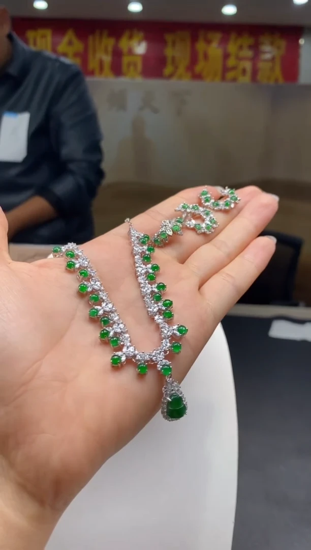 【闪购商品】翡翠颈饰未镶嵌********204 一套