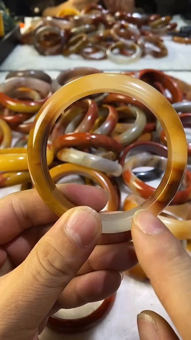 未镶嵌石英质玉（黄龙玉）手镯黄龙玉手镯