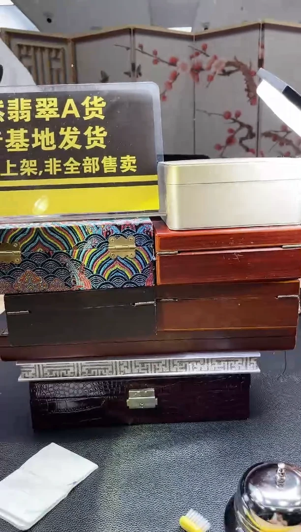 翡翠未镶嵌颈饰多样性发其一