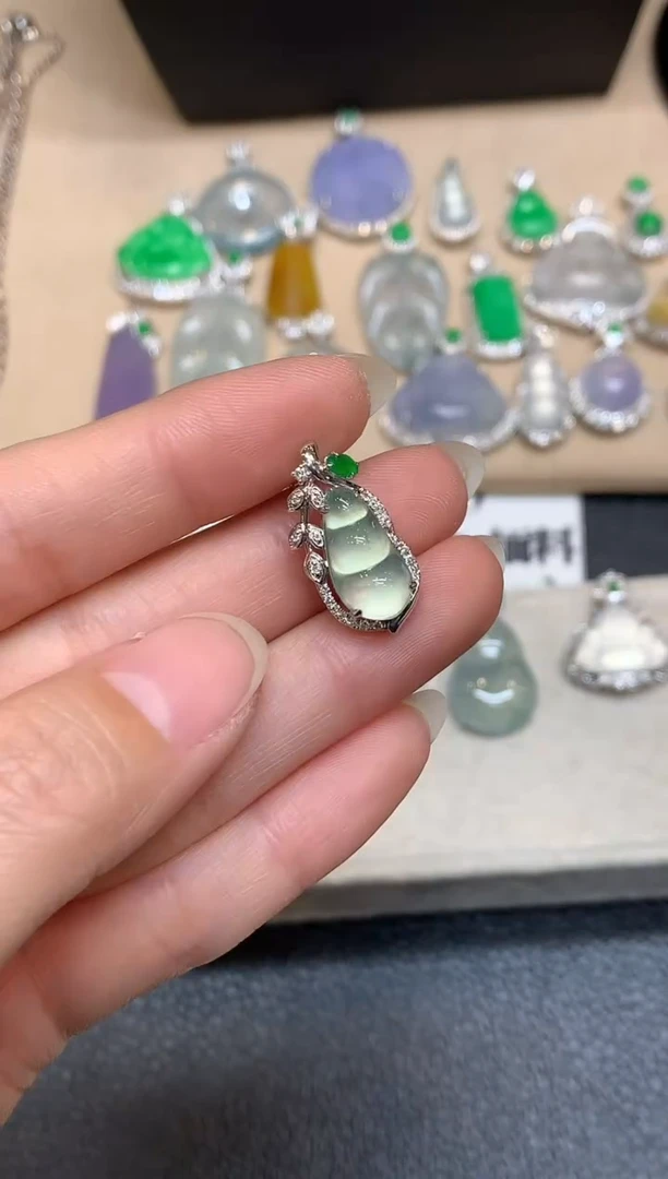 颈饰18K金镶嵌翡翠福豆【无服务费