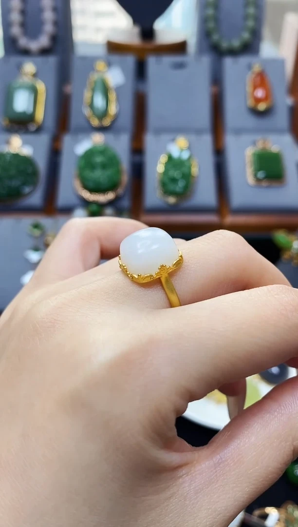 【闪购商品】和田玉羊脂方糕糕戒指18K金镶嵌*