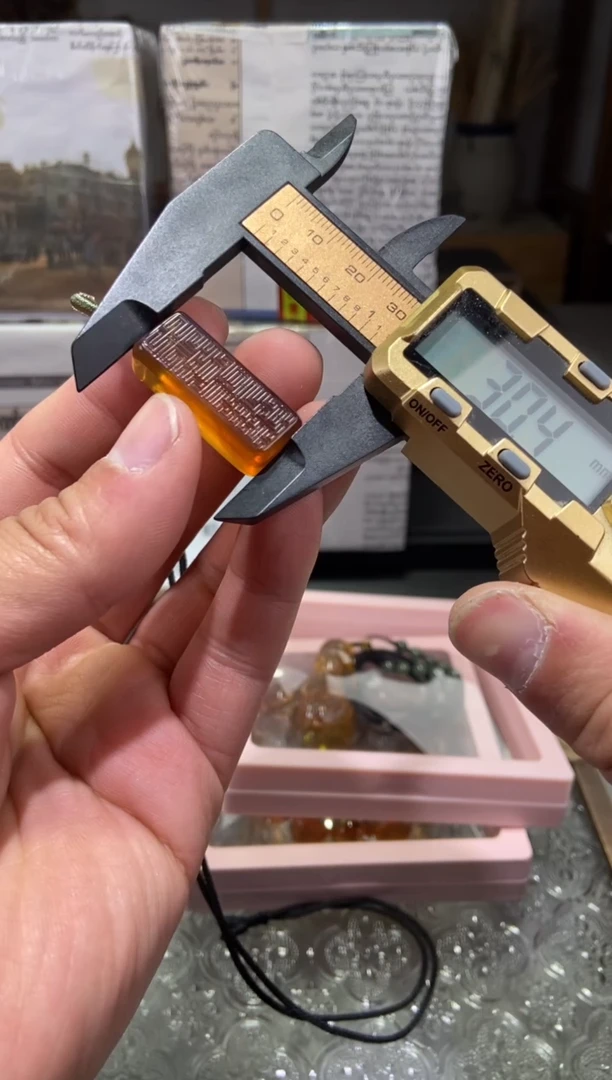 琥珀颈饰未镶嵌天官赐福