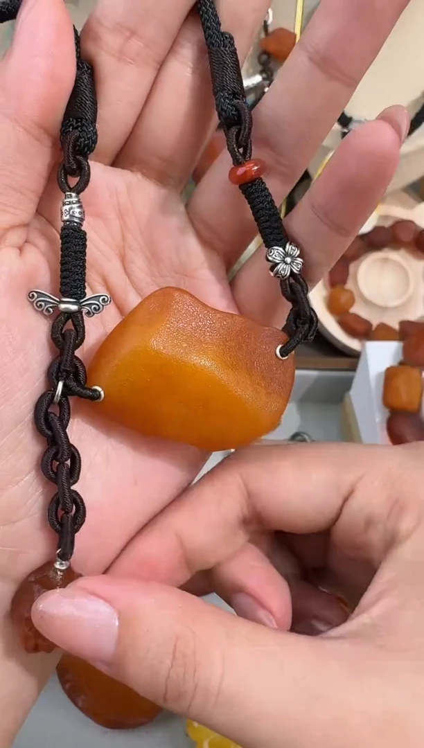 未镶嵌琥珀裸石人****）琥珀