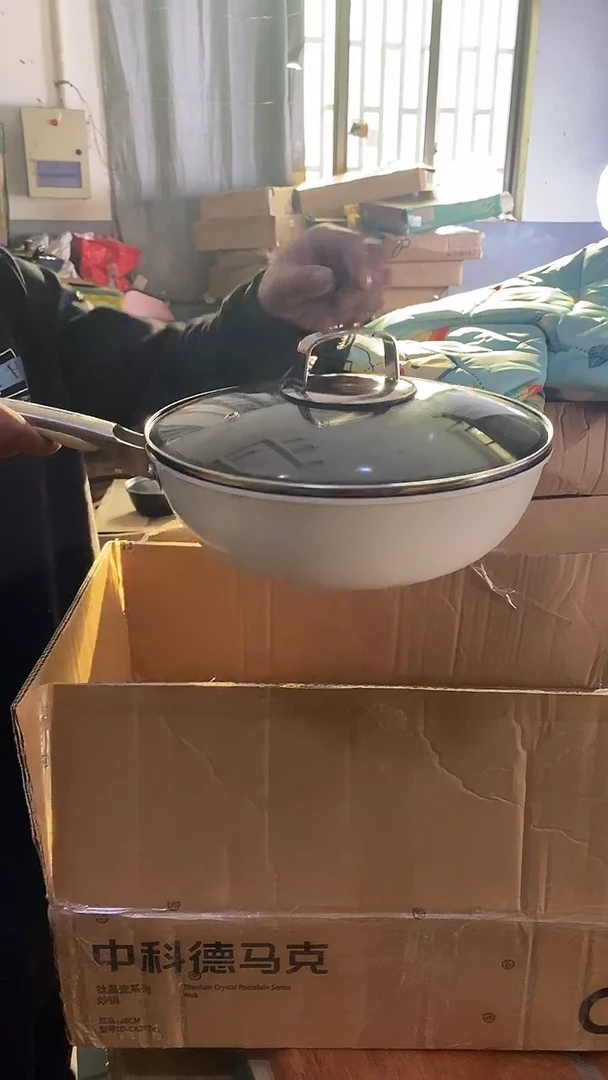 1德马克钛晶瓷炒锅28有盖 锅边有瑕疵
