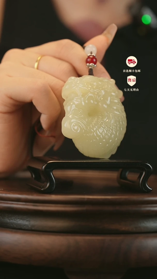 云南石竹叶青雕刻：鱼化龙手把件挂件