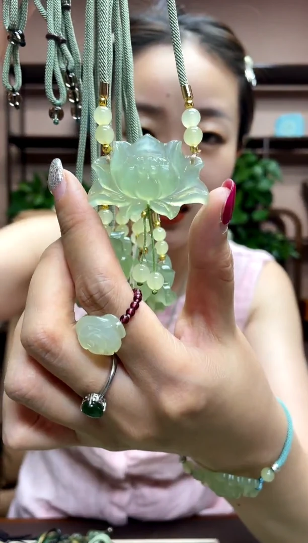 岫玉未镶嵌吊坠多样性发货发其中之一