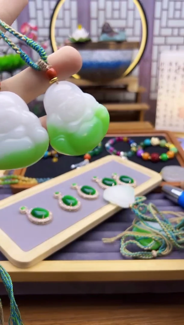 翡翠未镶嵌颈饰QY09