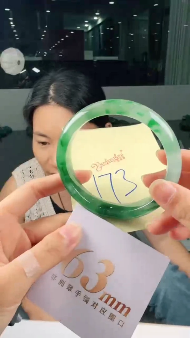 未镶嵌手镯石英质玉（非洲翠）有天然洒金亮片/矿点/棉线173