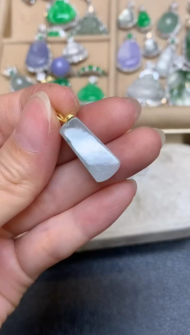 颈饰18K金镶嵌翡翠无事牌【无服务费