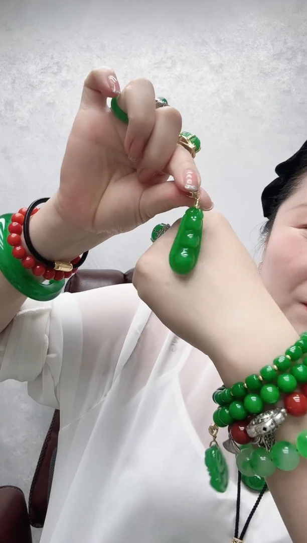 吊坠(赠链)未镶嵌翡翠满绿四季豆