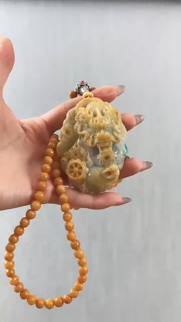 翡翠未镶嵌颈饰龙