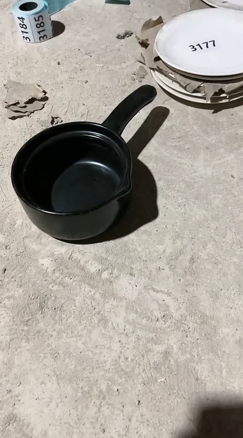 01瑕疵不圆黑色奶锅不带盖