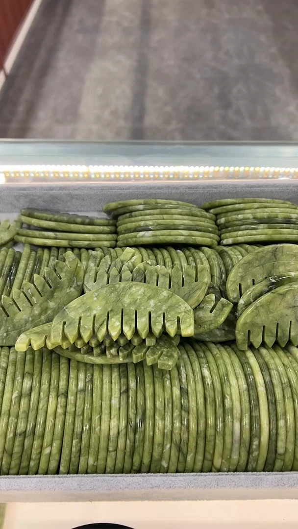 蛇纹石玉未镶嵌颈饰玉梳