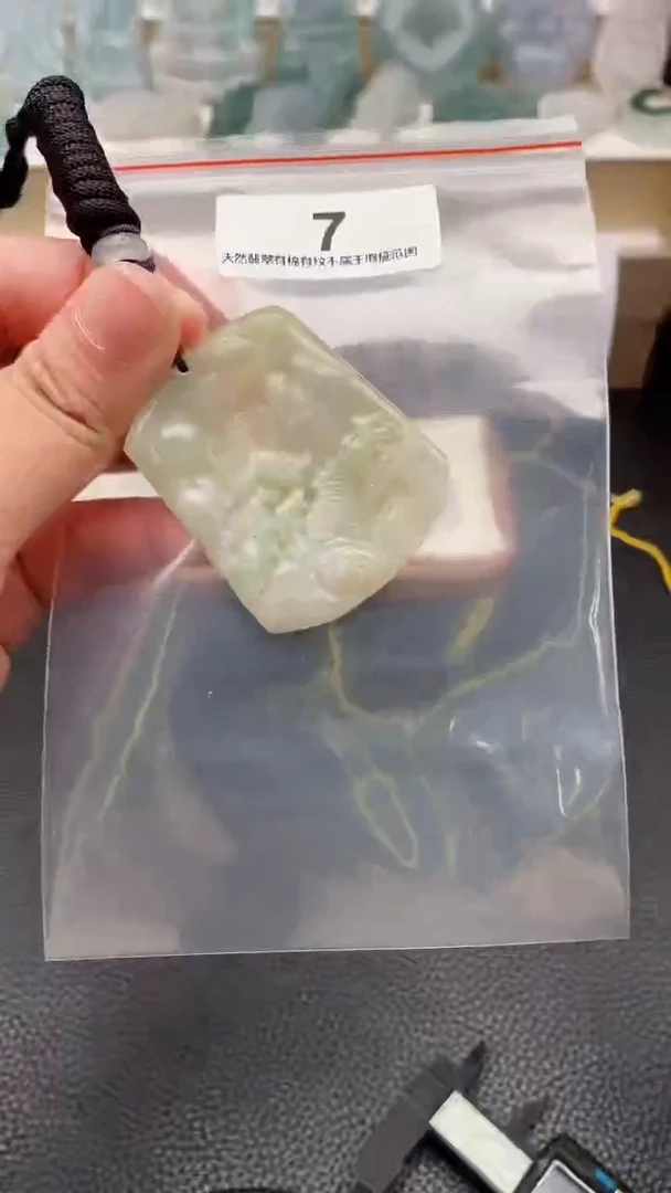 颈饰未镶嵌翡翠天然缅甸翡翠A货7