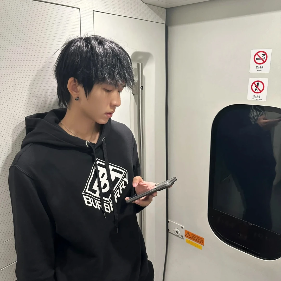 全新未使用 BURBERRY/博柏利 海军蓝 运动衫S码