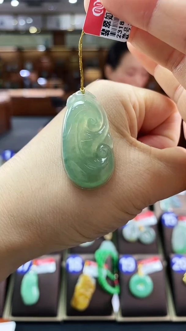 翡翠未镶嵌颈饰如意