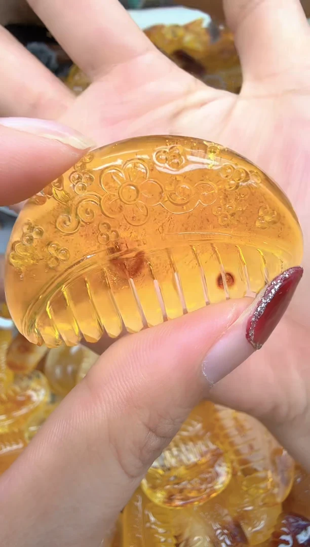 未镶嵌琥珀裸石如图