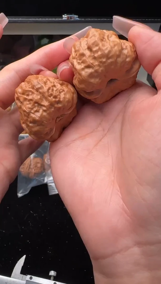 吊坠文玩核桃大****?文玩核桃01