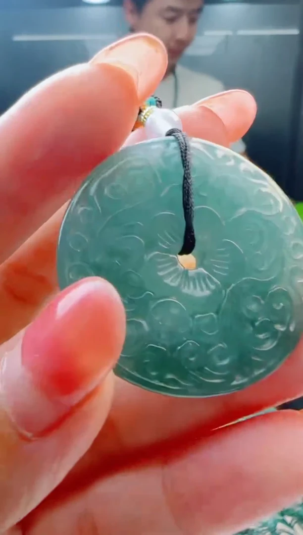 翡翠未镶嵌颈饰多样性发货其中一件