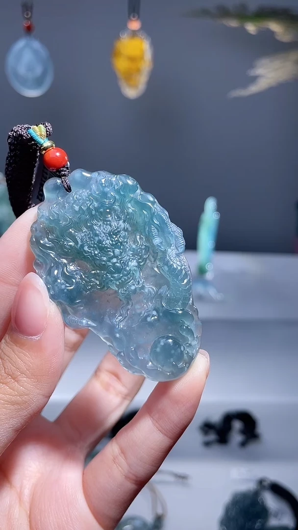 颈饰未镶嵌翡翠龙牌