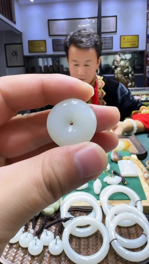 颈饰未镶嵌和田玉平安扣