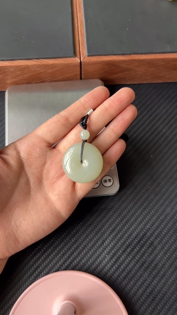 【闪购商品】和田玉吊坠(赠链)未镶嵌且末微色差近矿