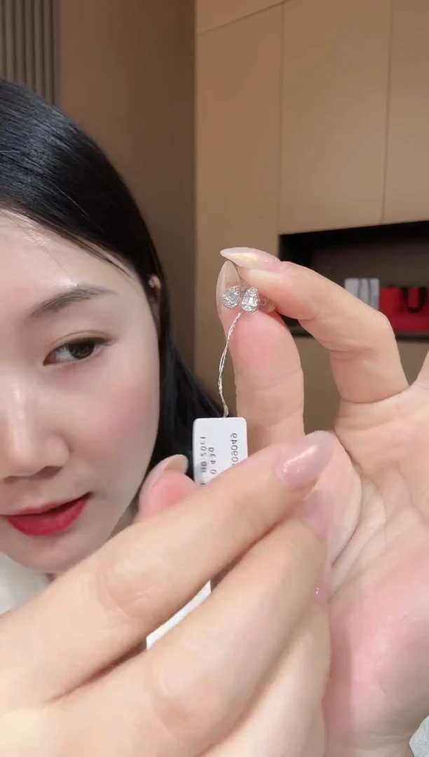 【闪购商品】钻石耳饰18K金镶嵌水滴耳钉