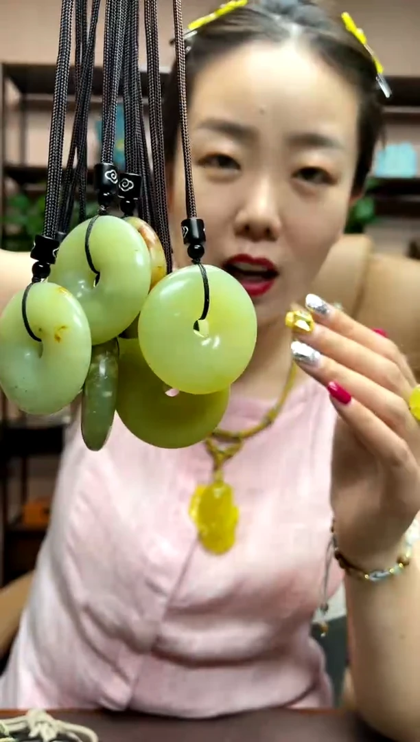岫玉未镶嵌吊坠多样性发货发其中之一