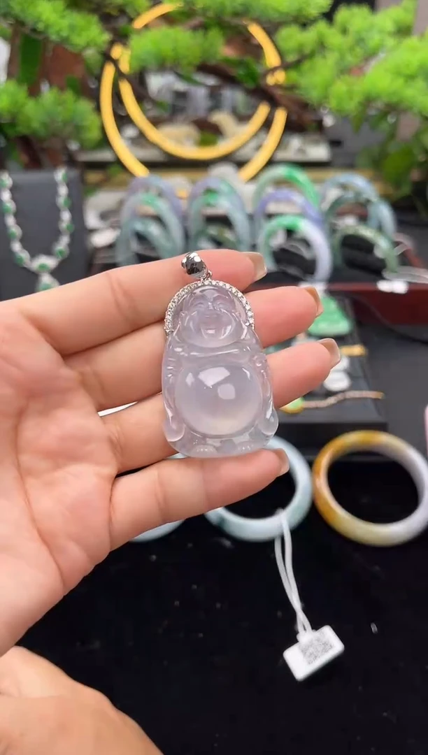 颈饰18K金镶嵌翡翠吊坠