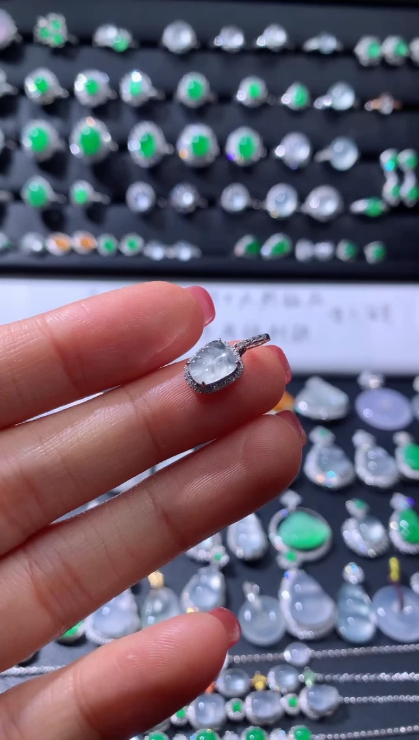 颈饰18K金镶嵌翡翠18K翡翠