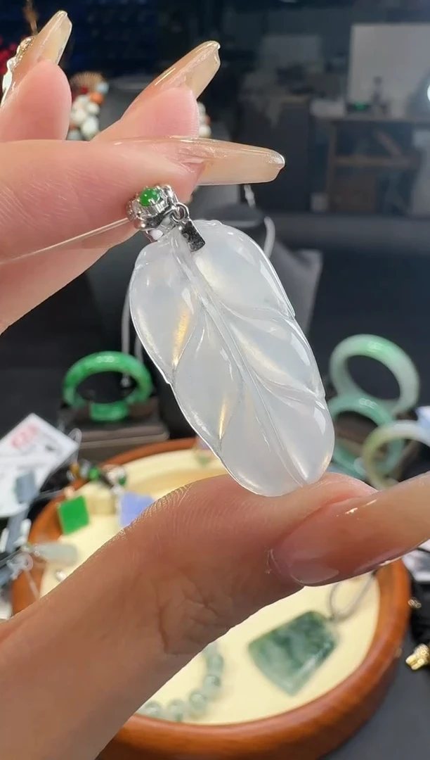 【闪购商品】翡翠颈饰18K金镶嵌吊坠