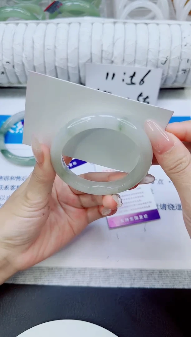未镶嵌手镯石英质玉104/52.9