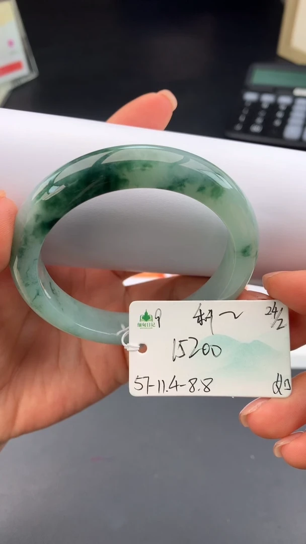 【闪购商品】翡翠手镯未镶嵌女神节#送礼#，下单联系客服核对地址~