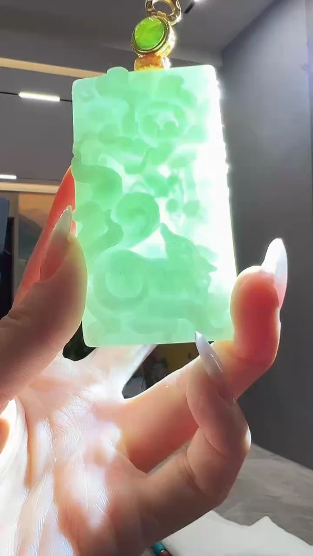 翡翠未镶嵌颈饰九尾狐