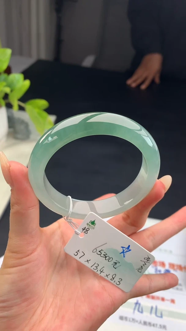 【闪购商品】翡翠手镯未镶嵌女神节#送礼#，下单联系客服核对地址~