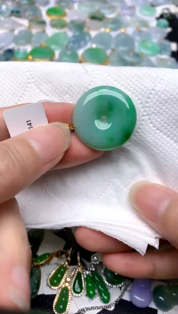 颈饰18K金镶嵌翡翠天然A货翡翠