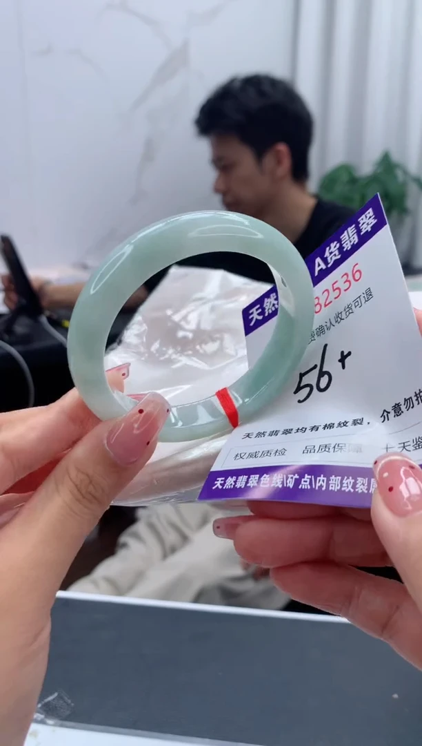 未镶嵌手镯翡翠有纹，完美者勿拍