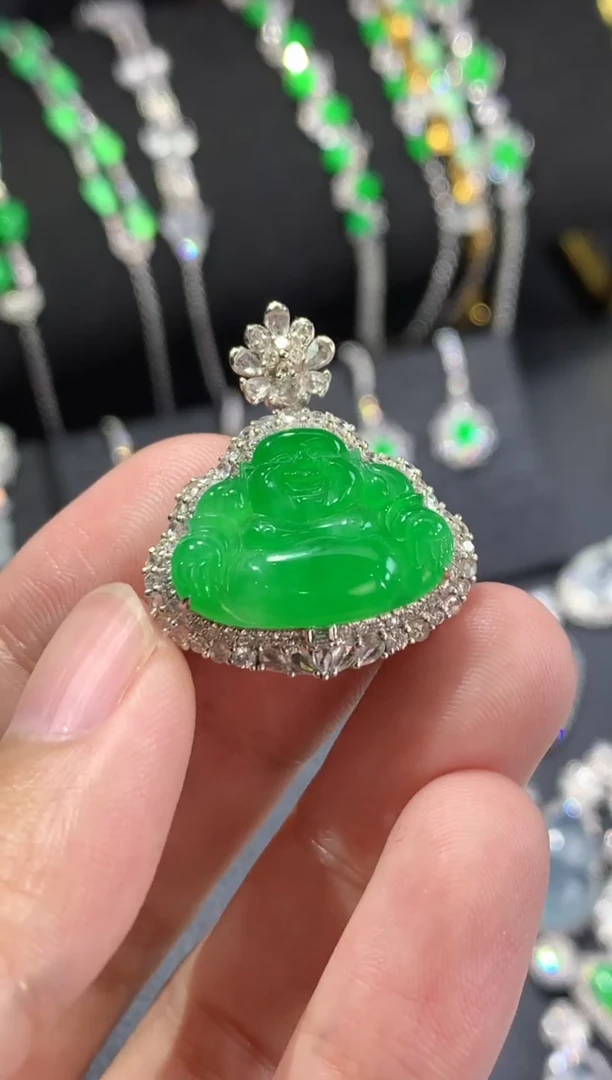 颈饰18K金镶嵌翡翠绿佛公