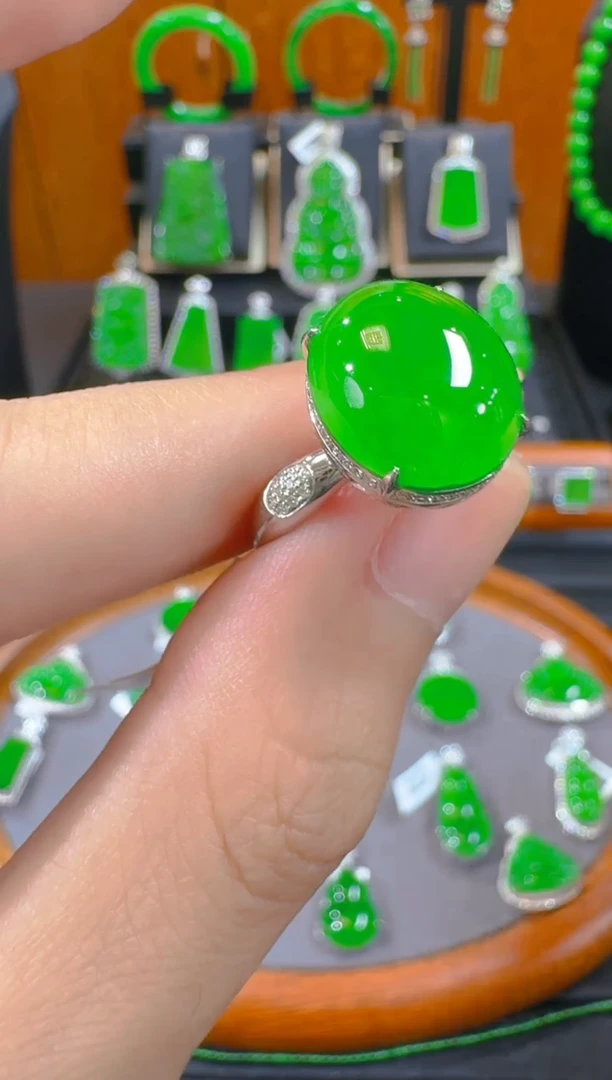 18K金镶嵌戒指翡翠爱*莉天然A货翡翠