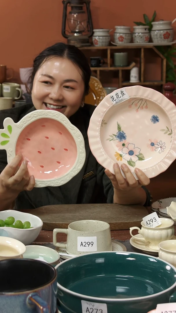 陶瓷A301陶瓷草莓盘加花花盘2个微瑕