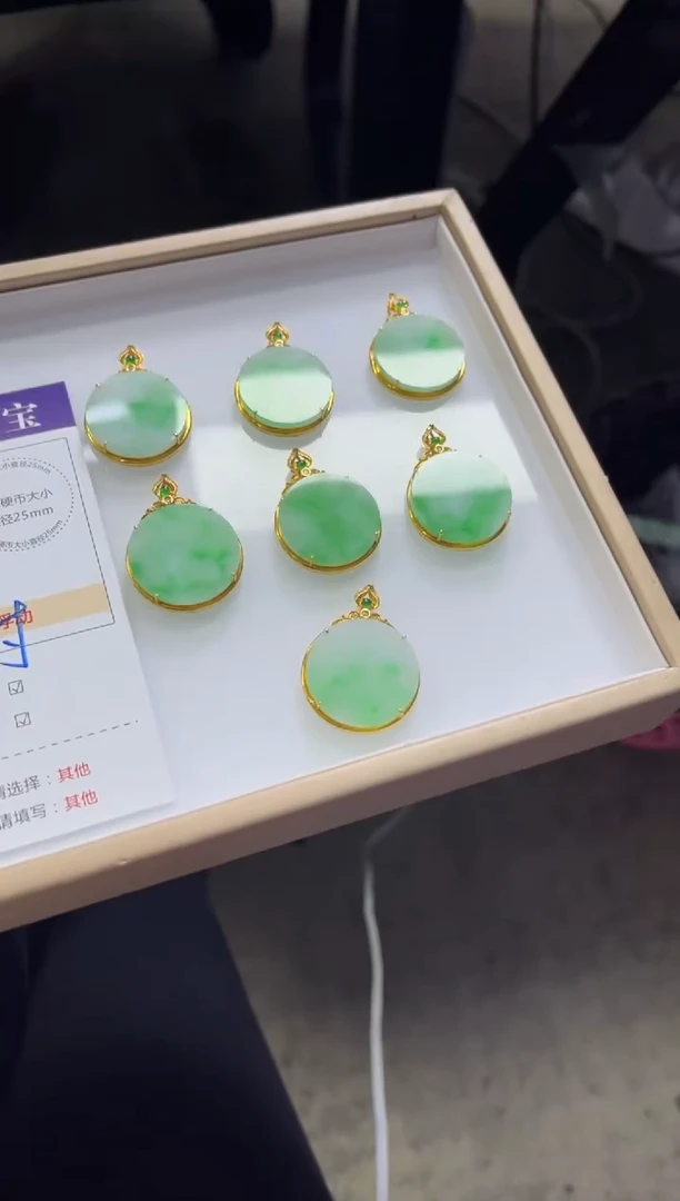 颈饰18K金镶嵌翡翠L81/多样性发一件/配绳子