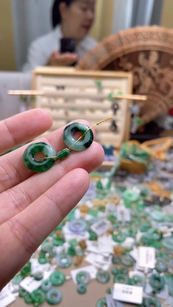 翡翠未镶嵌颈饰甜甜圈一对