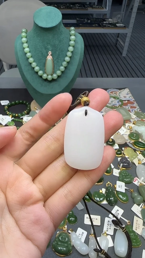 18K金镶嵌和田玉挂件1