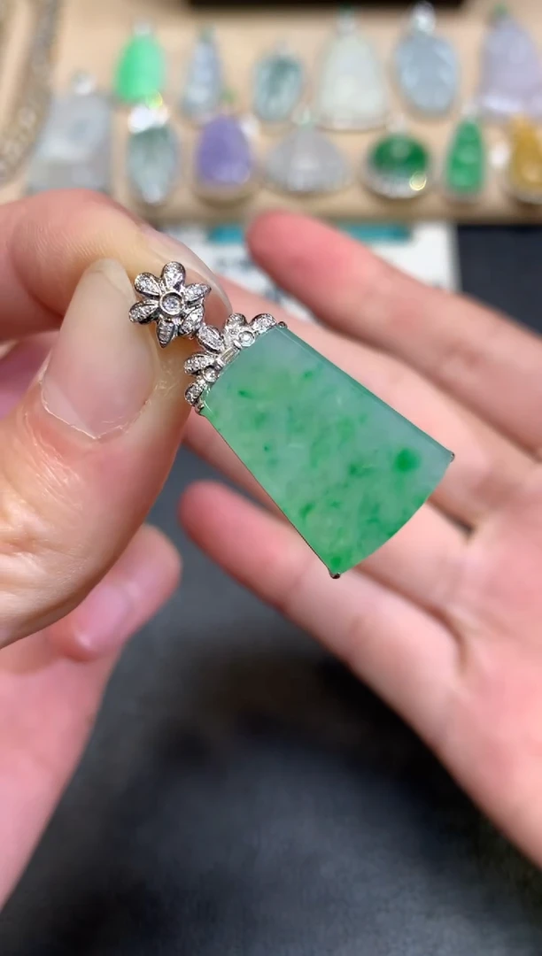 【闪购商品】翡翠颈饰18K金镶嵌无事牌【无服务费】